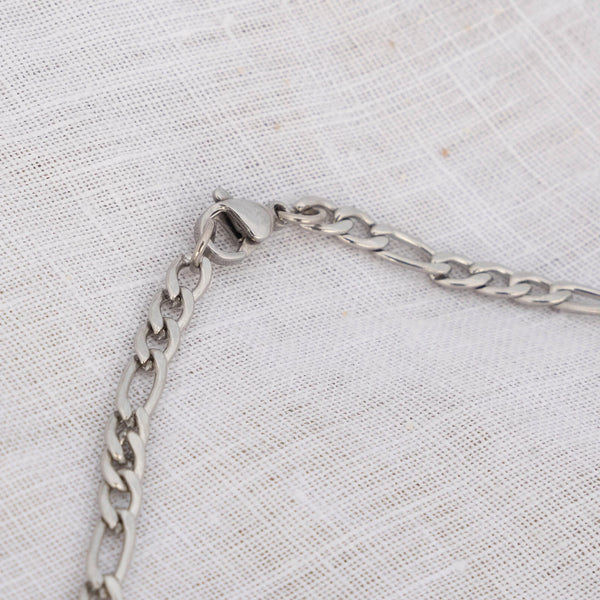 Cadena de acero y cruz