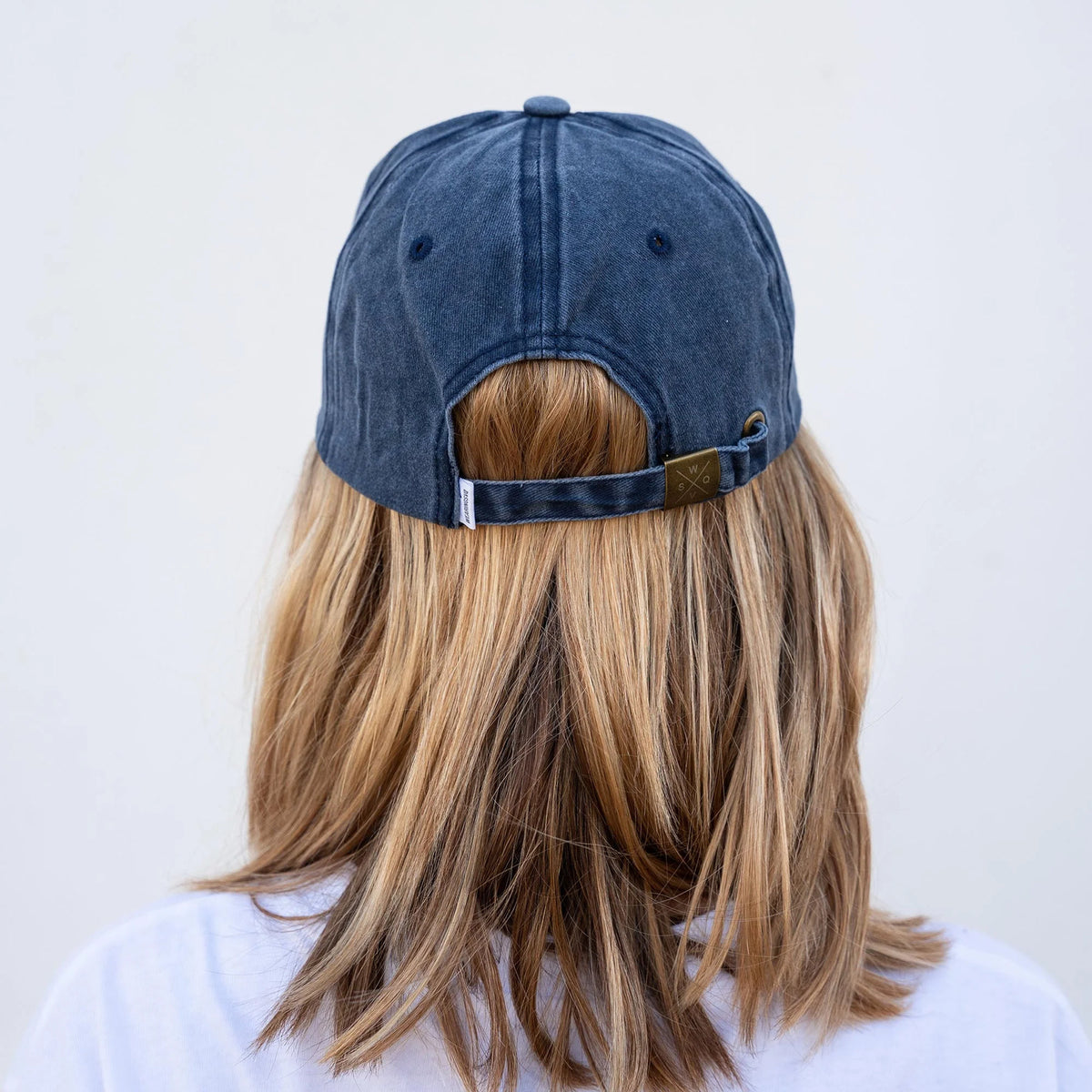 gorra-azul-modelo-atras-wearingsvq-3