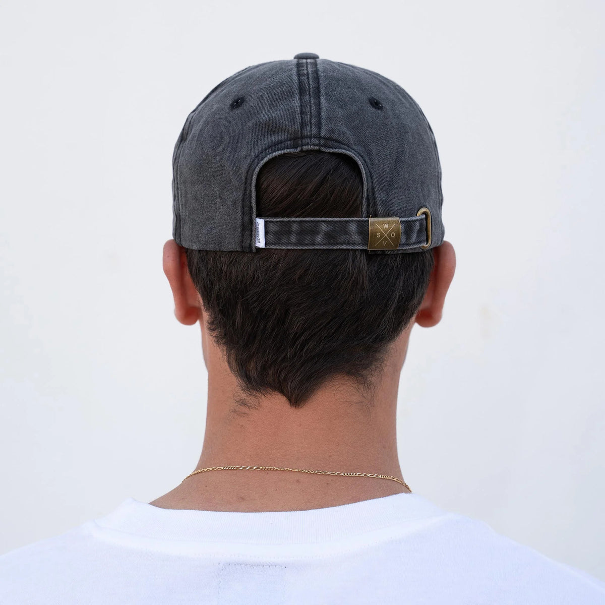 gorra-gris-oscuro-modelo-atras-wearingsvq-3