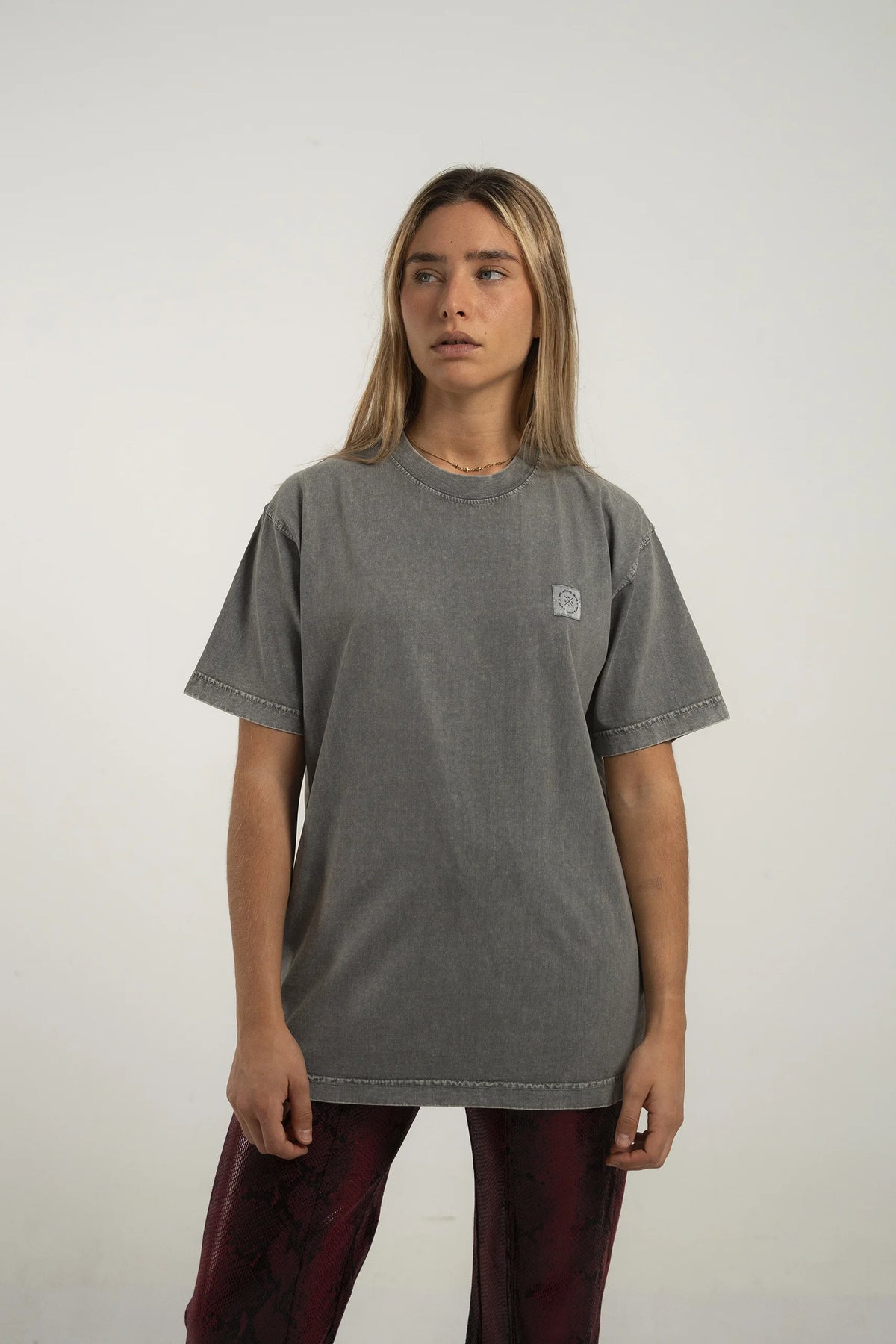 TEE-GRIS-CHICA-2-WEARINGSVQ