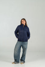 Chaquetón acolchado WEARINGSVQ azul para chica – vista frontal