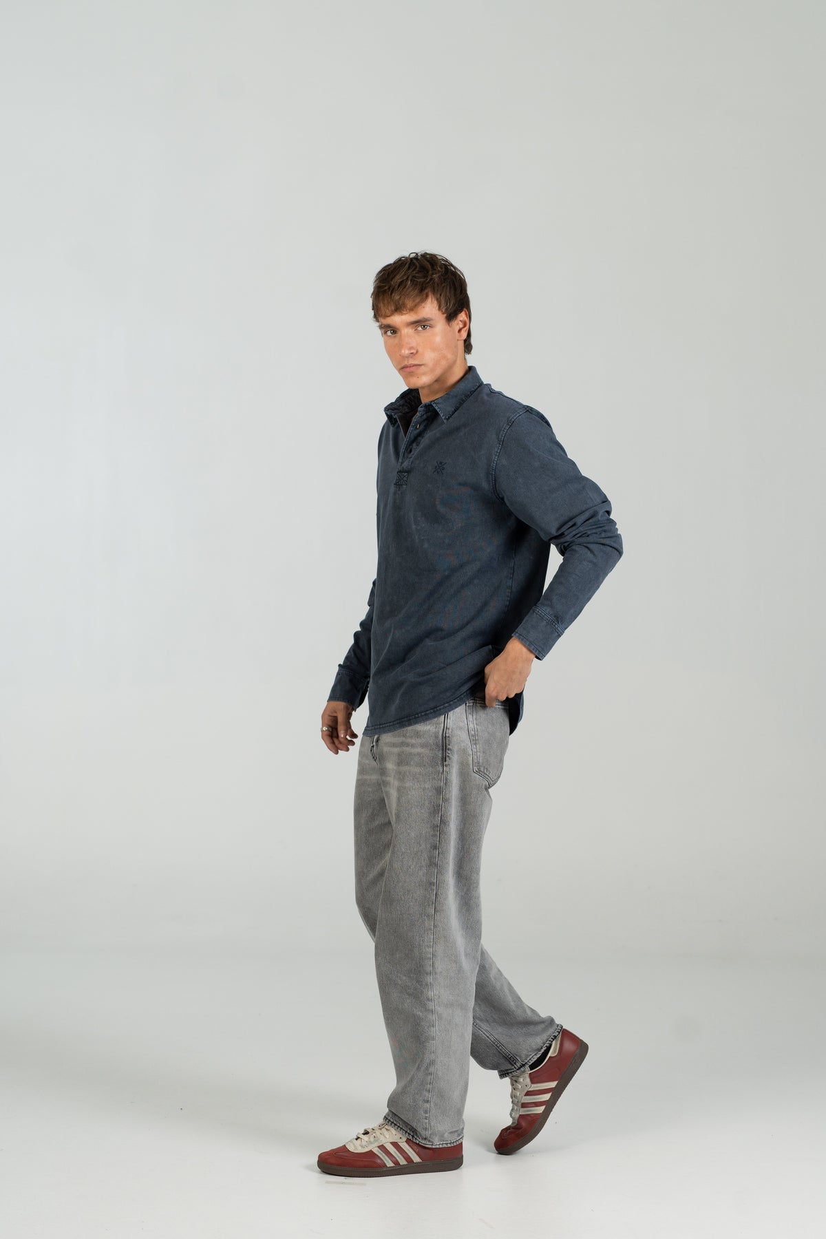 Polo cargo WEARINGSVQ azul para chico – modelo en uso