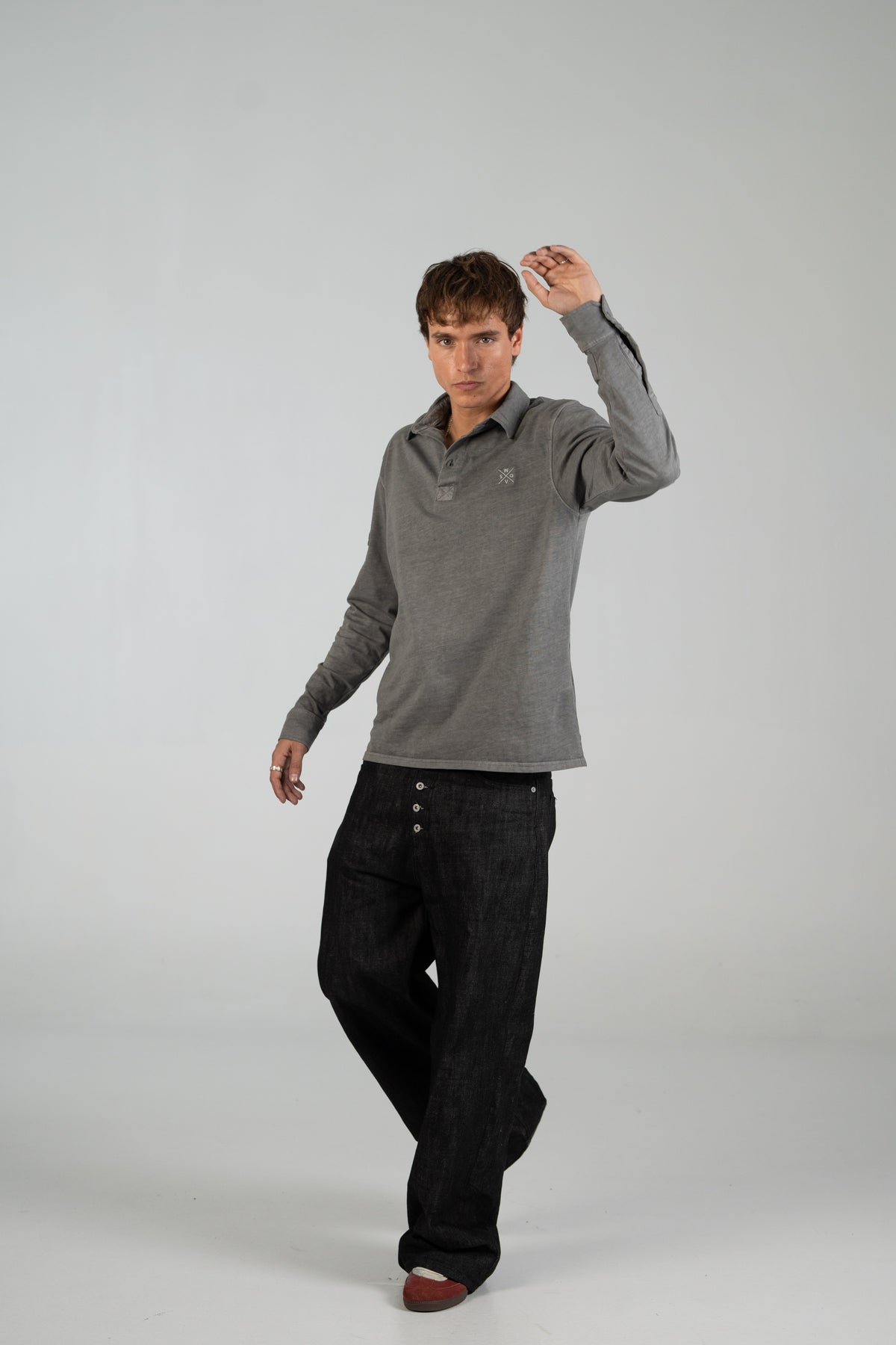 Polo cargo WEARINGSVQ gris para chico – modelo en uso