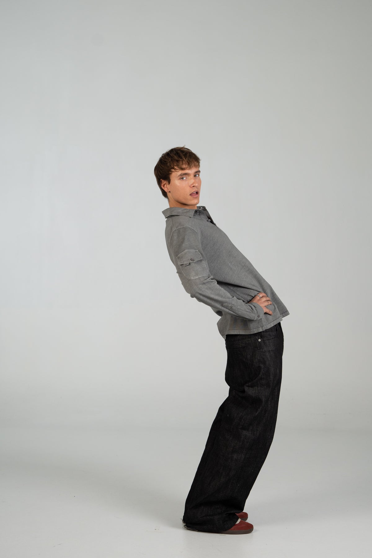 Polo cargo WEARINGSVQ gris para chico – modelo en uso