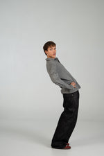 Polo cargo WEARINGSVQ gris para chico – modelo en uso