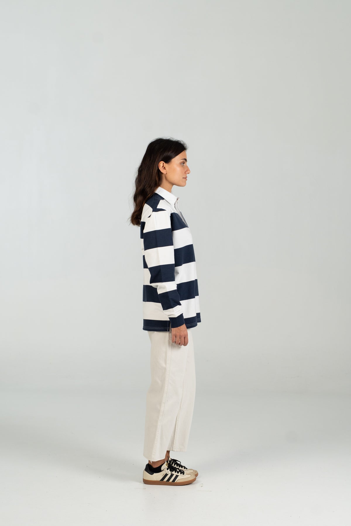 Polo rugby WEARINGSVQ azul y blanco para chica – vista lateral