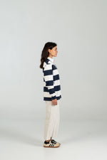 Polo rugby WEARINGSVQ azul y blanco para chica – vista lateral