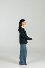 Polo rugby WEARINGSVQ azul y verde para chica – vista lateral