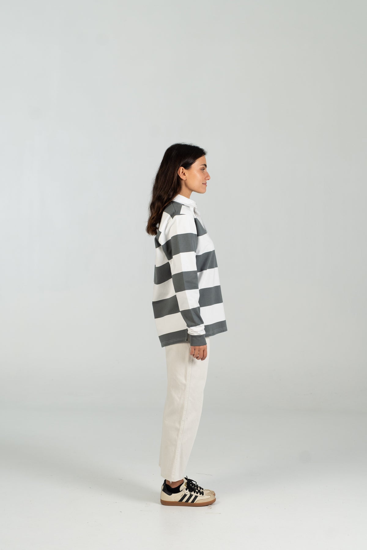 Polo rugby WEARINGSVQ gris y blanco para chica – vista lateral